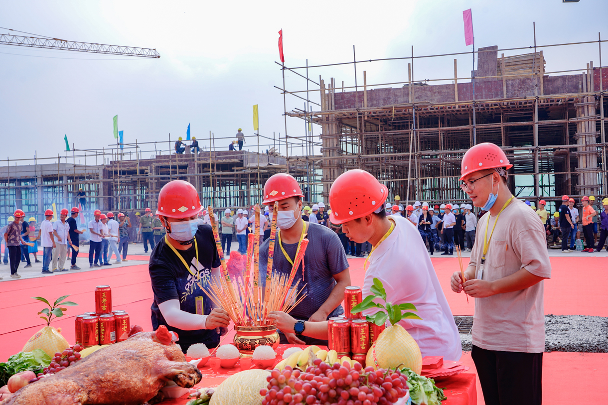 喜讯连连:文英科技9号厂房喜封金顶、鸿景酒店装修工程开工大吉