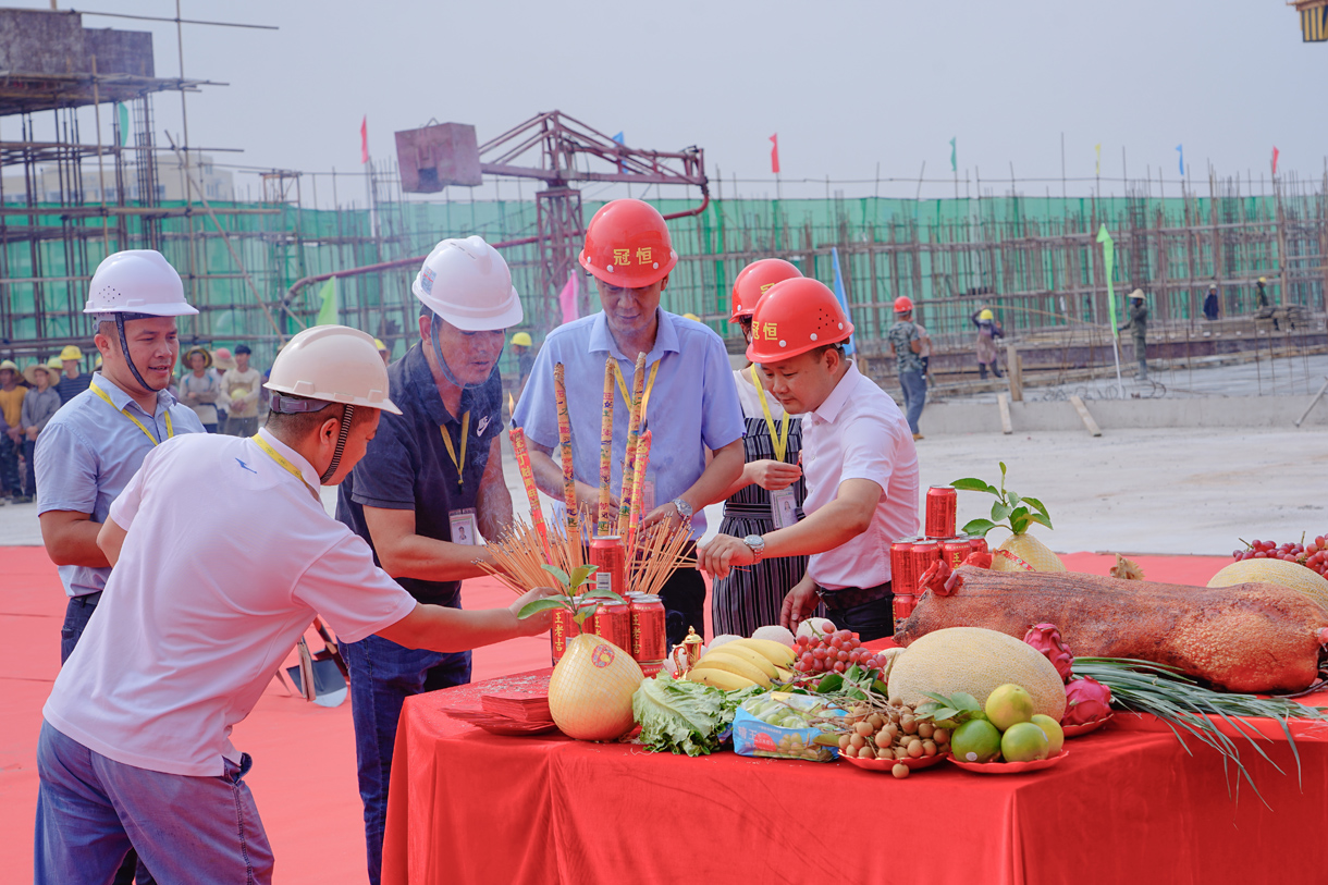 喜讯连连:文英科技9号厂房喜封金顶、鸿景酒店装修工程开工大吉