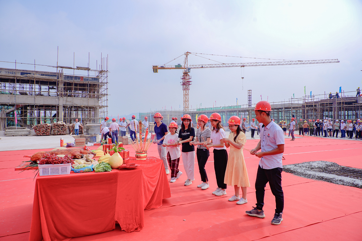 喜讯连连:文英科技9号厂房喜封金顶、鸿景酒店装修工程开工大吉