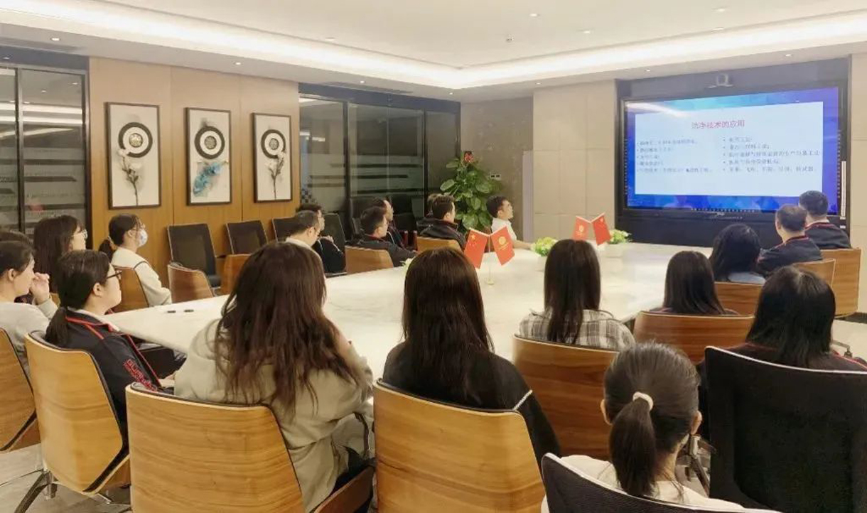 拓展专业知识,提升业务能力。